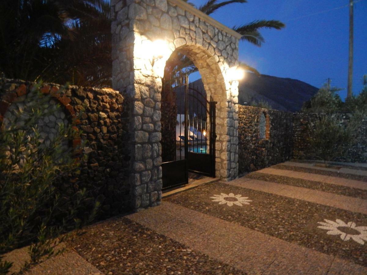 Petra Nera Hotel Perissa  Exterior photo